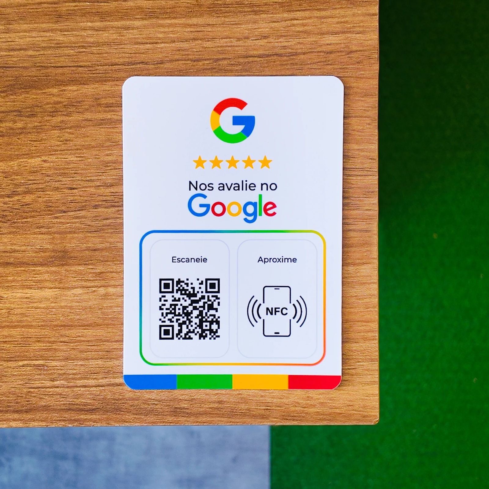 Detalhe da plaquinha branca com QR Code e chip NFC