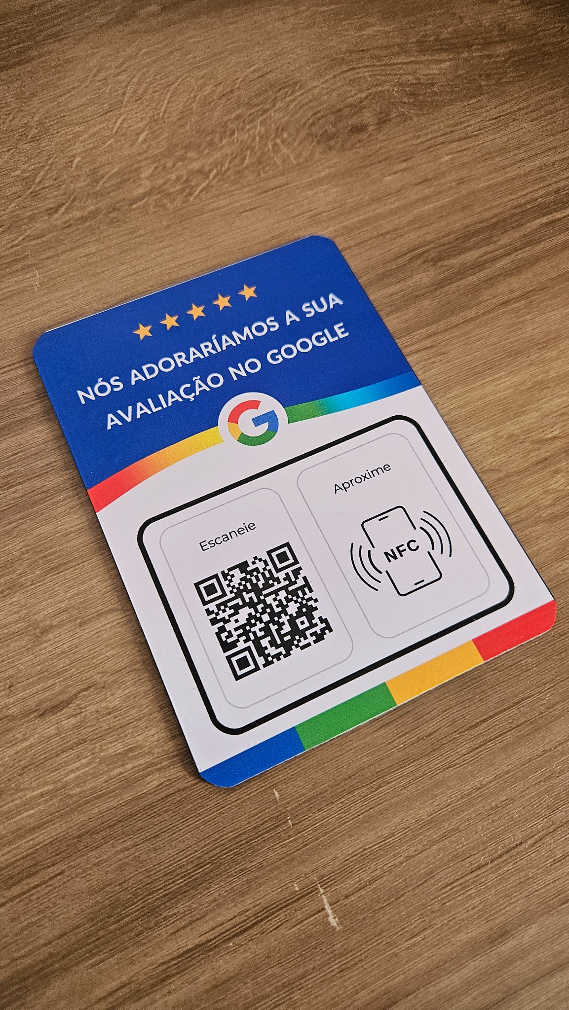 Plaquinha azul de avaliação no Google com QR Code e NFC